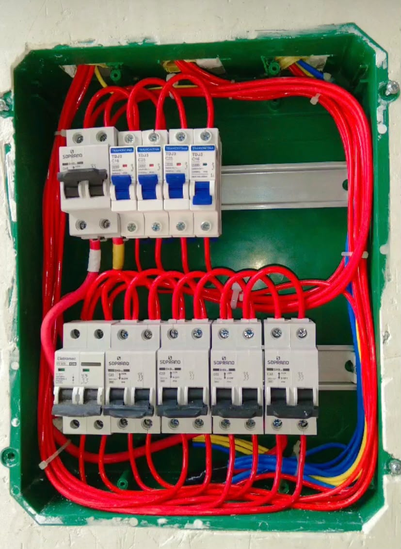 Detalhe de manutenção elétrica