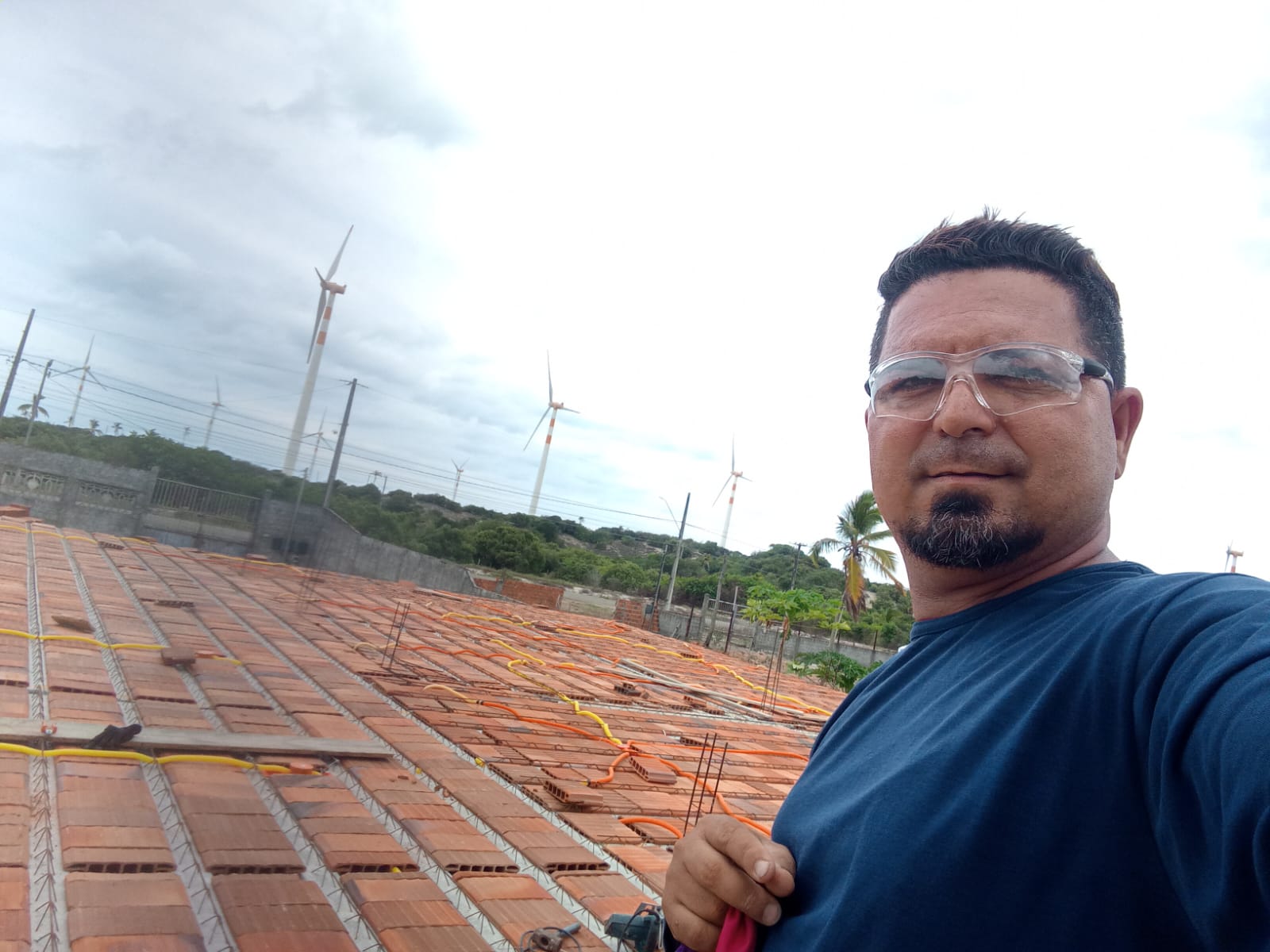 César acompanhando a infraestrutura elétrica de uma obra